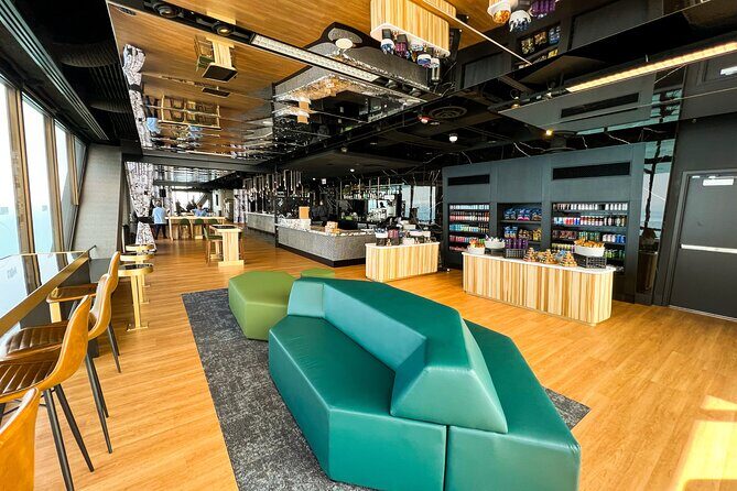 360 Chicago Observation Deck Sip and View Ticket - The Concourse Experience and the MAGNICITY app