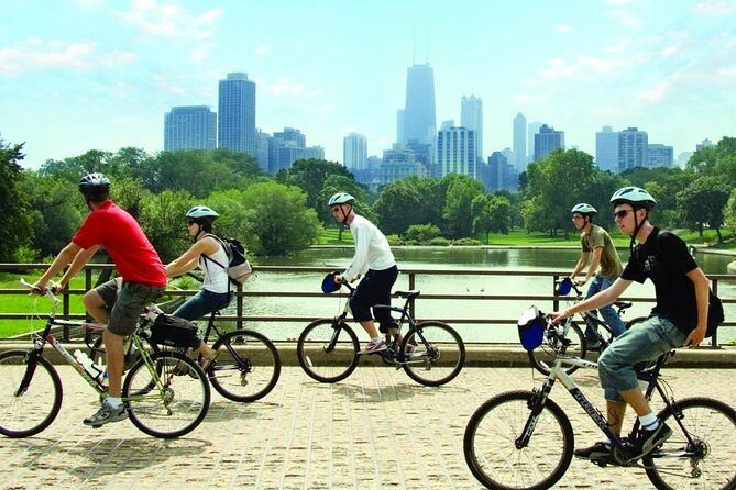 Chicago Amazing Lakefront Bike Tour - Grant Park and Buckingham Fountain: the big-city park stop that feels like a landmark