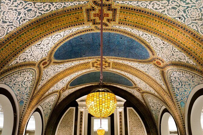 Chicago Architecture and True Crime Tour - Palmer House Hilton Historic Lobby: Where the Dark Stories Begin