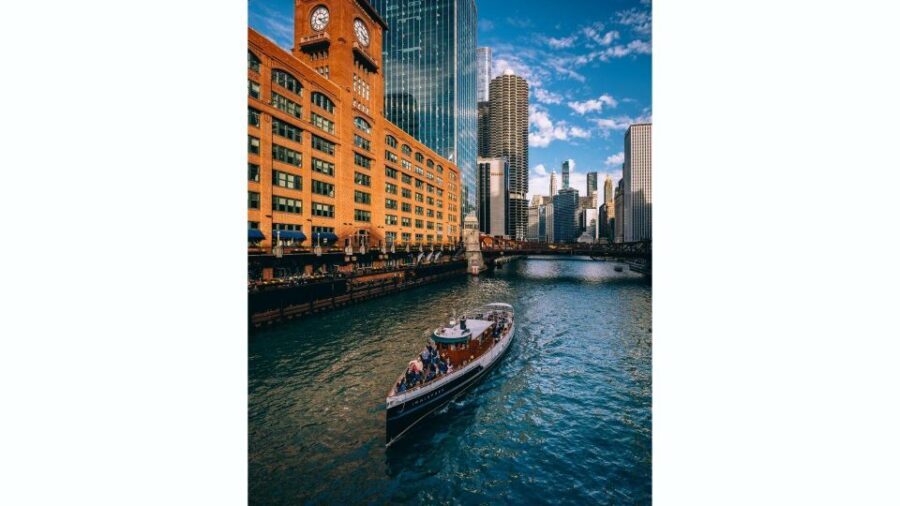 Chicago: Architecture Boat Tour with Drinks - The Live Guide: Humor + Architecture Stories That Stick