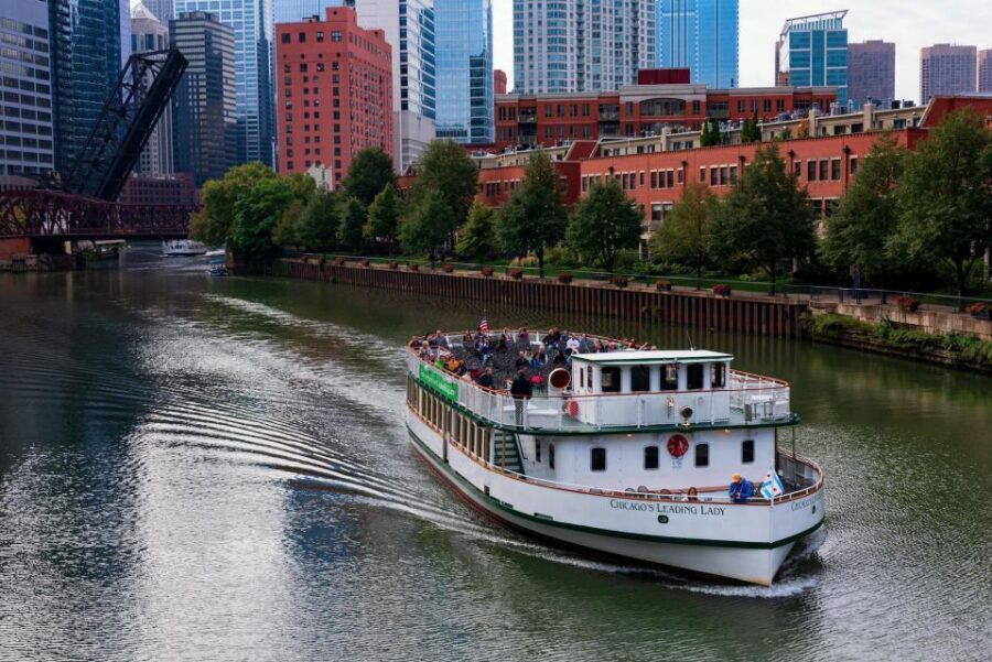 Chicago: Architecture Center Cruise on Chicago's First Lady - Open-Air Decks vs. Climate-Controlled Salons: Comfort That Doesn’t Kill the Views