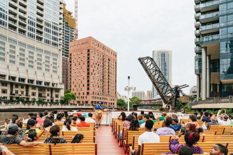 Chicago: Architecture River Cruise Skip-the-Ticket Line - Cash bar reality check: a drink without turning the tour into a party