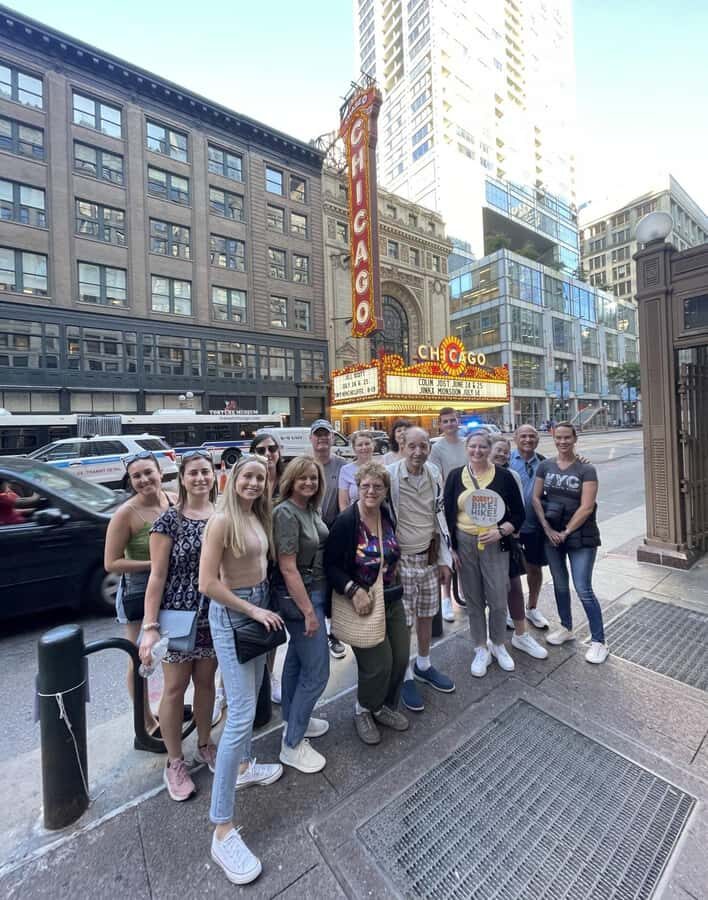 Chicago: Best of Attractions Walking Tour +Bike/Kayak Rental - Palmer House Hilton check-in: the easiest place to start your Loop day