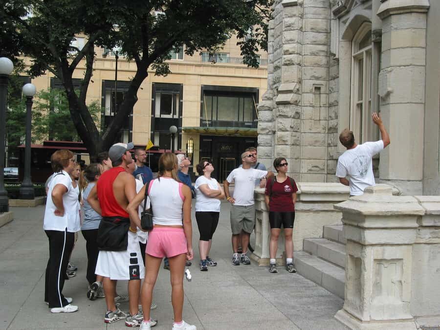 Chicago: Best of Attractions Walking Tour +Bike/Kayak Rental - What changes by season: Pedway in winter, street-level in warmer months