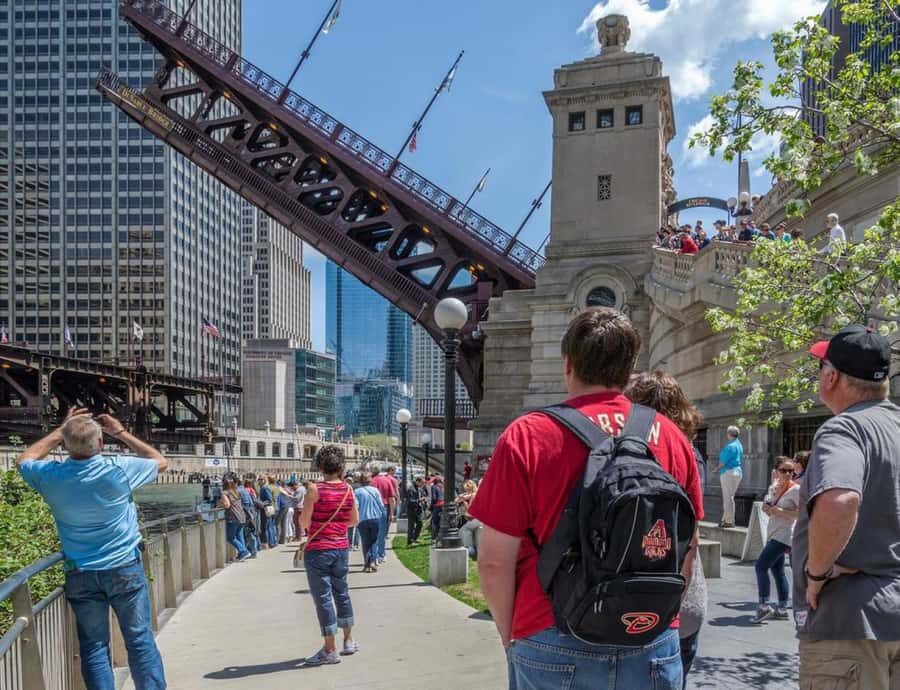 Chicago: Best of Attractions Walking Tour +Bike/Kayak Rental - Chicago Loop and the Art Institute: history you can look at, not just read