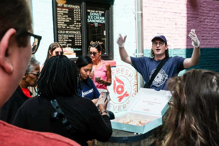 Chicago: Downtown Donut Tour with Tastings - What you’ll taste: glazed, cream-filled, and more classics
