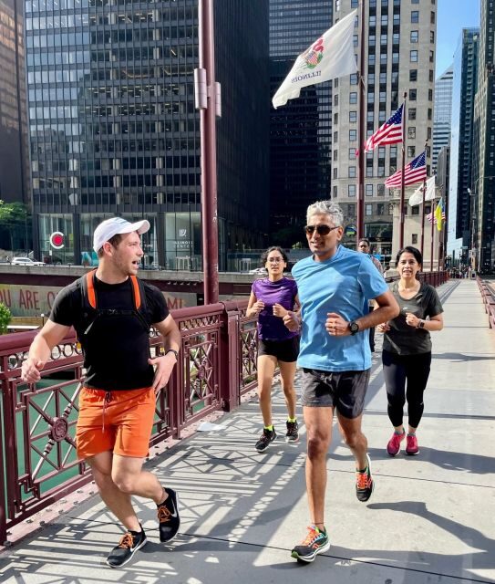 Chicago: Downtown Highlights Running Tour - Meeting Pioneer Plaza and Spotting Your Guide