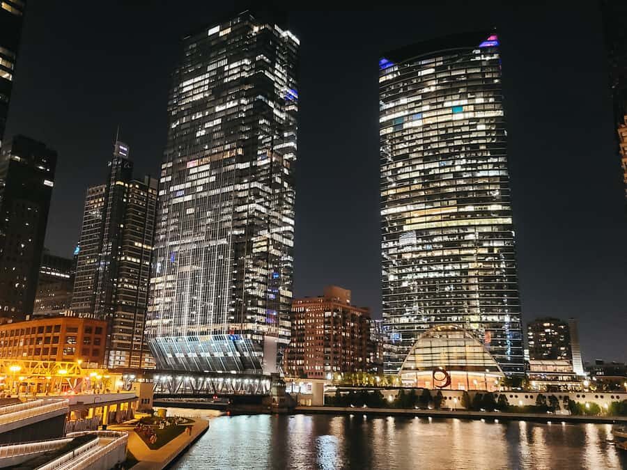 Chicago: Fireworks Cruise with Lake or River Viewing Options - Cash bar and snacks: what’s included and what you’ll pay for