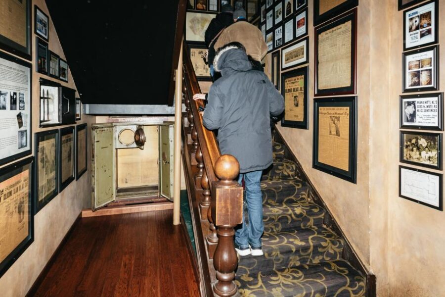 Chicago: Gangsters and Food Tasting Walking Tour - Who should book this tour (and who might not)