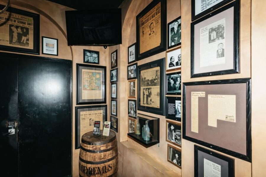 Chicago: Gangsters and Food Tasting Walking Tour - Stop 2: deep dish plus tavern-style pizza tastings
