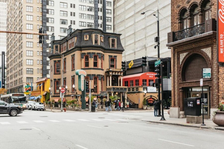 Chicago: Gangsters and Ghosts Guided Walking Tour - Guides Make the Difference: Clear, Funny, and Easy to Follow
