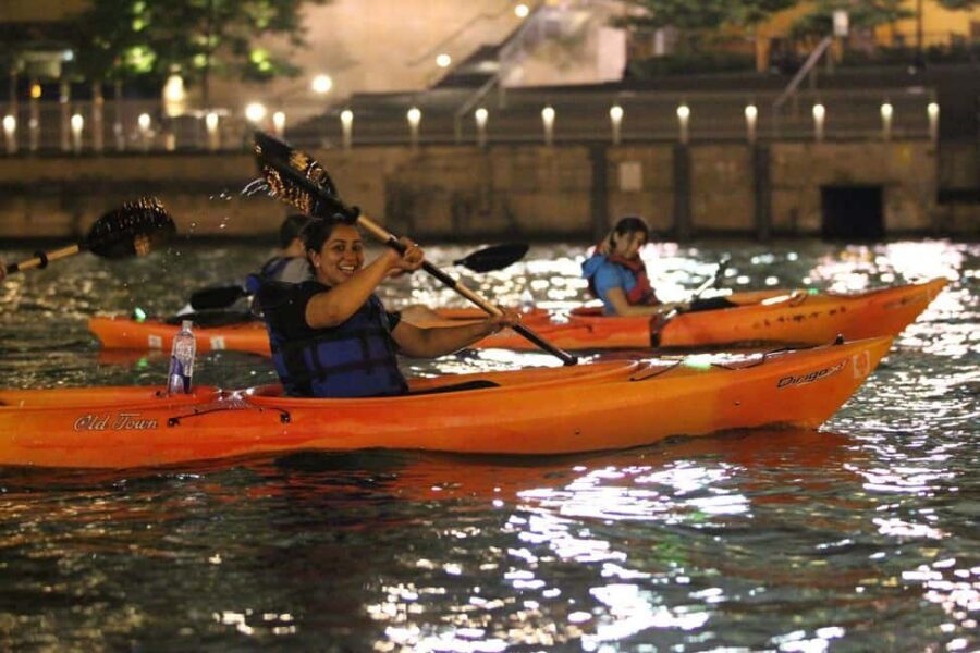 Chicago: Moonlight Paddle Tour on the Chicago River - Pushing Off After Dark: What the Paddling Actually Feels Like