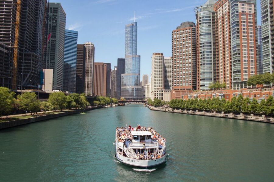 Chicago River: 1.5-Hour Guided Architecture Cruise - Entering the boat: why this cruise feels like a Chicago win