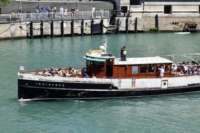 Chicago River Architecture Tour Aboard a Historic Yacht - Under the bridges: seeing Bastille-style spans from both angles