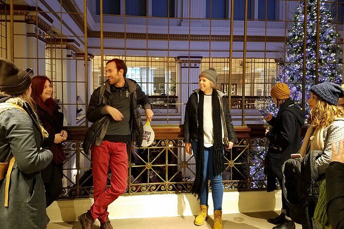 Chicago Seasonal Stroll Walking Tour of Holiday Attractions - Magnificent Mile Lights and Michigan Avenue Bridge: views plus the big-city glow