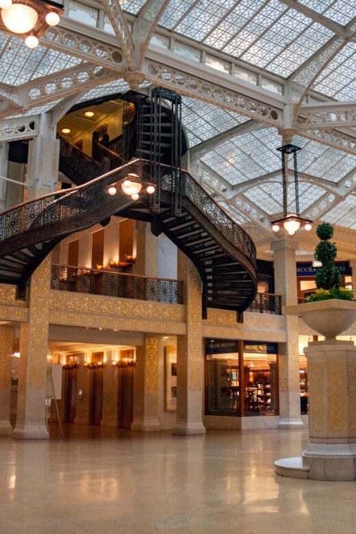 Chicago: Secret Interiors Architecture Walking Tour - Marshall Field and Company Building: finishing where Chicago commerce shows off