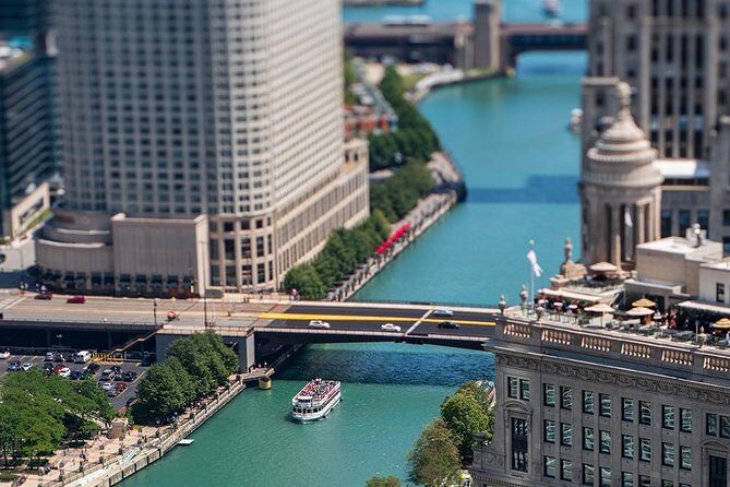 Chicago Sightseeing River and Lake Cruise - Landmarks you glide past: Wrigley to John Hancock