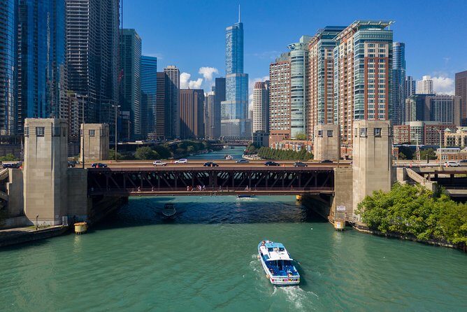 Chicago Sightseeing River and Lake Cruise - The Chicago River main branch: architecture stories in motion