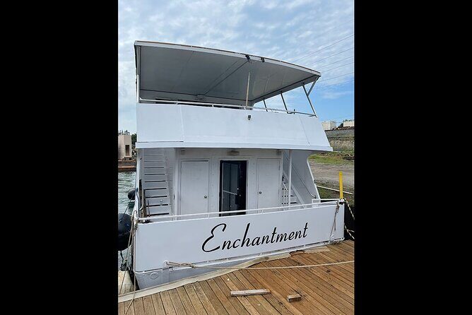 Chicago Skyline Tiki Chic Party Cruise on Lake Michigan - Timing reality: why the lock can stretch your plan