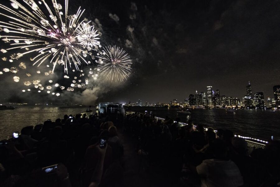 Chicago: Summer Fireworks Cruise with 3D Glasses and Music - Weather, Snacks, and Staying Comfortable on Board