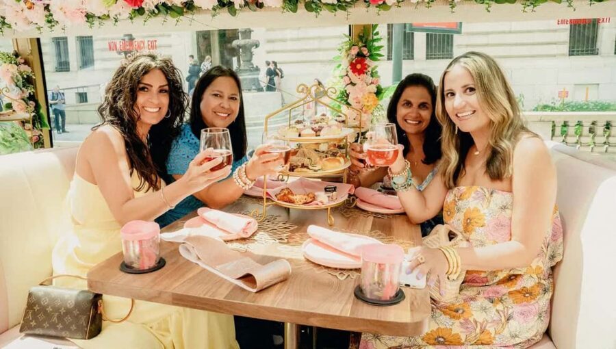 Chicago: Tea Around Town With Curated Teas & Iconic Sights - How the live entertainment changes the feel