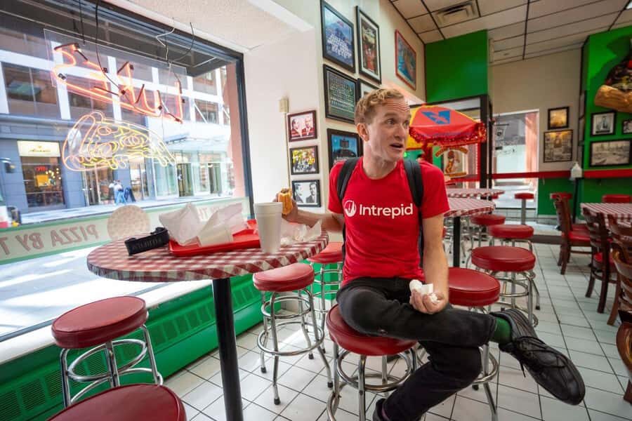 Chicago: The Ultimate Foodie Walking Tour with Tasty Stops - Meet at the Chicago Theatre: A smart start for a short food walk