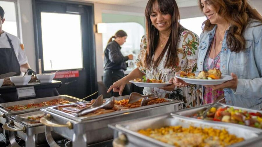 City Cruises Chicago: Lake Michigan Lunch or Dinner Cruise - Getting On Board: Meeting Point, the Right Yacht, and Seating Together
