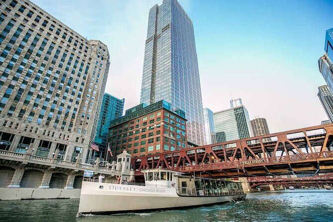 City Cruises Chicago: Premier Plus Brunch Cruise on Chicago River - Merchandise Mart: the Art Deco powerhouse at the river’s branches