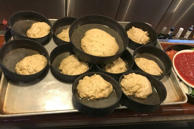 Deep Dish Cooking Class at Pizzeria Uno in Chicago - Drinks, Gloves, and How the Room Feels