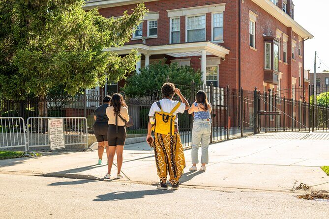 Explore Black History on the Southside of Chicago - Kenwood’s architecture and the Obama home photo stop