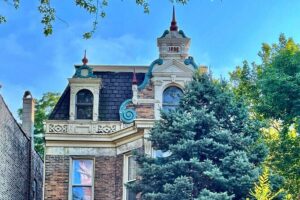 Historic Homes and Cottages of Wicker Park Walking Tour - Meeting at 6:00 pm: pace, walking distance, and what to expect