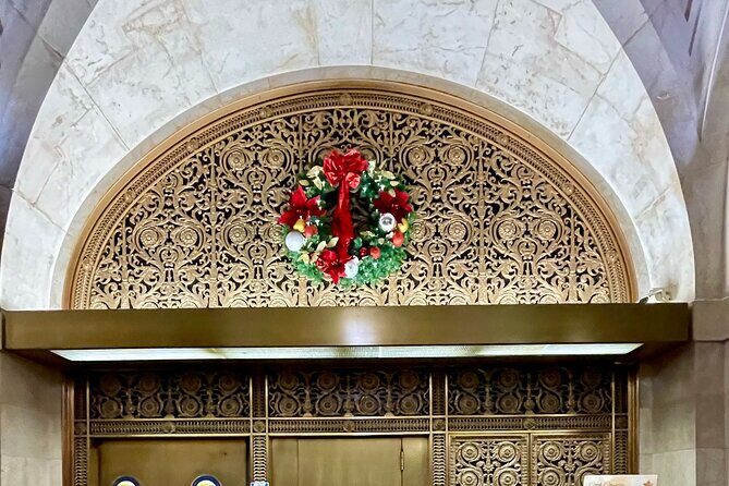 Holiday Walking Tour: Underground Chicago via the Pedway - Riding the L train through the Loop: included transit with a purpose