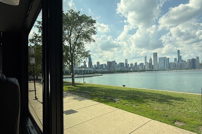Luxury Minibus Chicago City Tour - North Michigan Avenue and the Magnificent Mile: luxury brands meet old Chicago grit