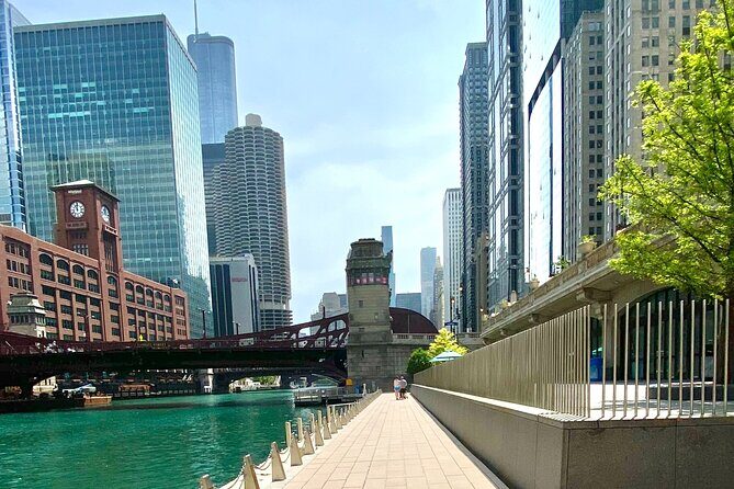 Magnificent Mile Tour With Optional 360 Chicago Upgrade - Entering the Day at Federal Building Columns (and Why It Matters)