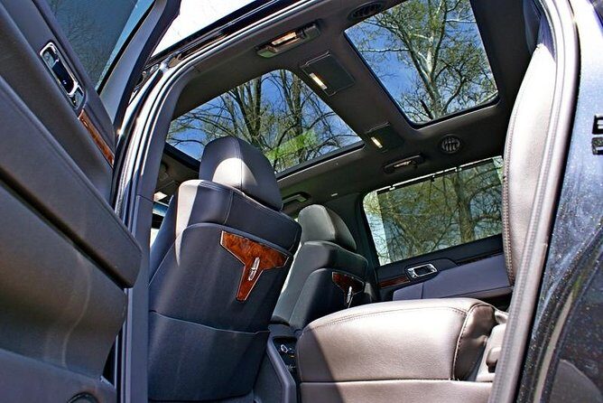 O'Hare Airport Transfer to Chicago by Luxury Sedan - Inside Meet - Downtown Drop-Off Within 5 Miles of the Core
