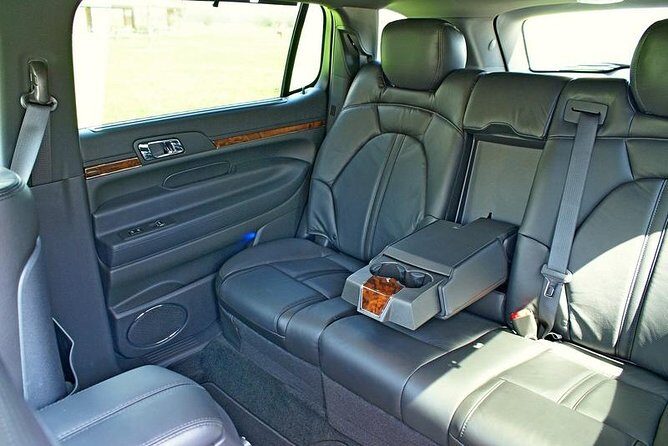 O'Hare Airport Transfer to Chicago, Sedan, Curbside - Top Rated - The Driver and the Car: Private Sedan Comfort for Downtown