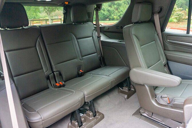O'Hare or Midway Airport Curbside Transport One Way - Comfort on the Ride: Clean Luxury, Bottled Water, and Driver Communication