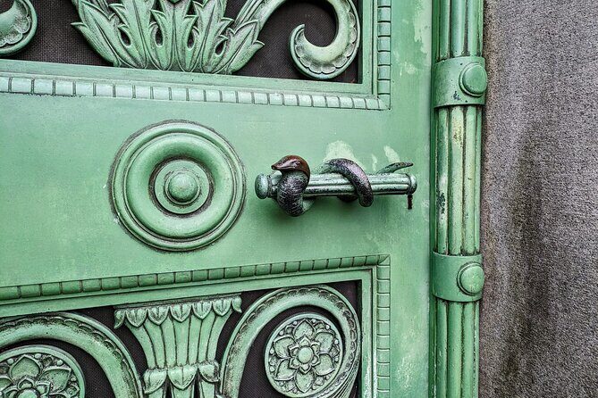 The Deep Pockets Of Graceland Cemetery Walking Tour - Graceland’s wealthy-resident theme: what that changes for you