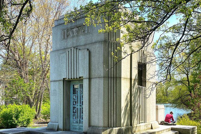 The Deep Pockets Of Graceland Cemetery Walking Tour - How long is 1.5 hours in a cemetery, really?