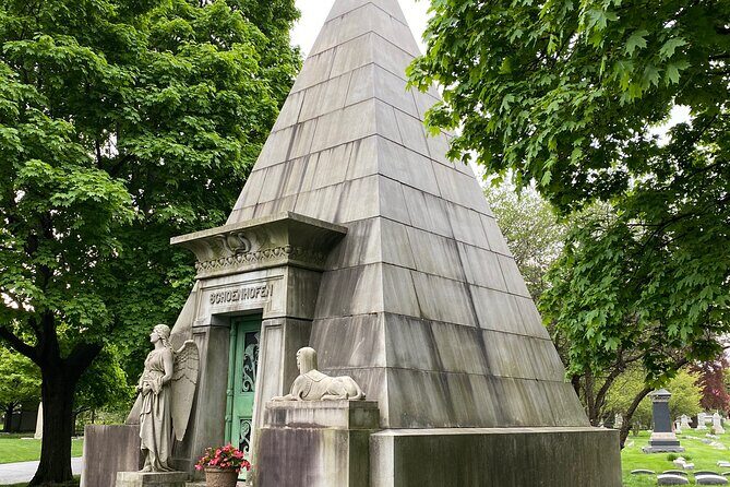 The Deep Pockets Of Graceland Cemetery Walking Tour - Weather is not a footnote here (Chicago in the middle of the day)