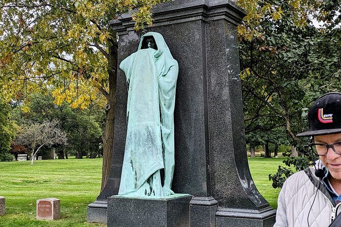 The Deep Pockets Of Graceland Cemetery Walking Tour - Guide delivery matters more than you think