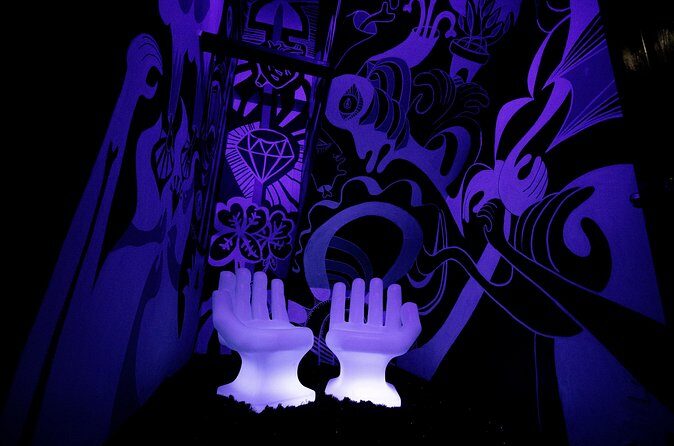 Trickery Chicago Magic Show - Small venue reality: where the magic shines and where it might not